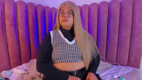 Snapshot of tom_silver_ chatting on 09/18/25, 08:38 Tom Silver online show from 09/18/25, 08:38