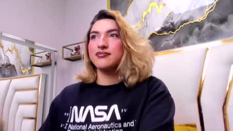Snapshot of tomlondon_ chatting on 11/26/25, 11:55 online show from 11/26/25, 11:55