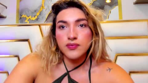 Snapshot of tomlondon_ chatting on 12/17/25, 02:23 online show from 12/17/25, 02:23