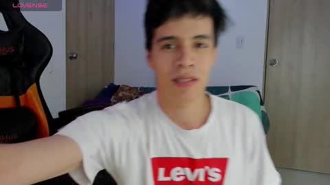 Snapshot of tommy_carlos chatting on 10/23/25, 02:00 online show from 10/23/25, 02:00