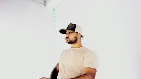 Snapshot of tommy_sccott chatting on 09/17/25, 10:33 tommy_sccott online show from 09/17/25, 10:33