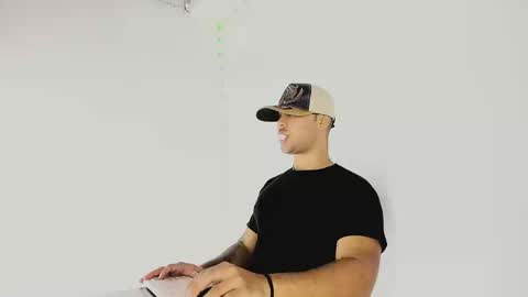 Snapshot of tommy_sccott chatting on 09/24/25, 11:08 tommy_sccott online show from 09/24/25, 11:08