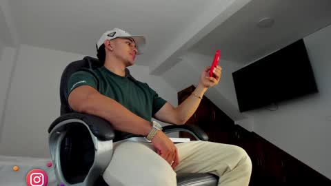 Snapshot of tommygarcia_ chatting on 01/01/25, 04:07 Instagram t garcia69 online show from 01/01/25, 04:07