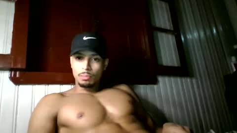 Snapshot of tomtresor chatting on 12/18/25, 06:52 tomtresor online show from 12/18/25, 06:52