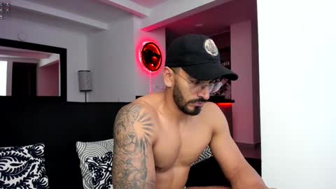 Snapshot of tony_muscle1 chatting on 12/23/24, 12:35 tony muscle1 online show from 12/23/24, 12:35