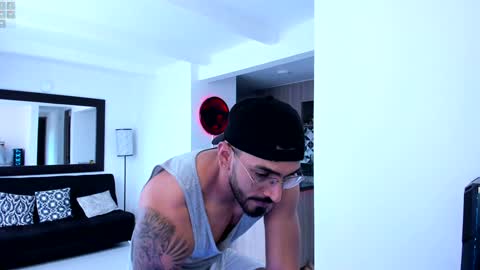 Snapshot of tony_muscle1 chatting on 01/16/25, 10:02 tony muscle1 online show from 01/16/25, 10:02