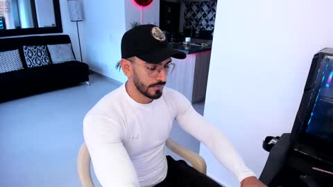 Snapshot of tony_muscle1 chatting on 01/17/25, 10:23 tony muscle1 online show from 01/17/25, 10:23