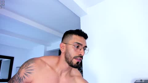 Snapshot of tony_muscle1 chatting on 01/26/25, 11:18 tony muscle1 online show from 01/26/25, 11:18