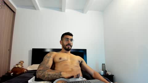 Snapshot of tony_muscle1 chatting on 01/31/25, 01:11 tony muscle1 online show from 01/31/25, 01:11