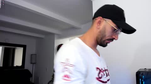 Snapshot of tony_muscle1 chatting on 02/06/25, 09:53 tony muscle1 online show from 02/06/25, 09:53