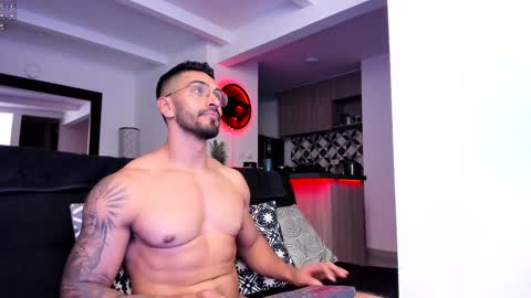 Snapshot of tony_muscle1 chatting on 02/07/25, 01:15 tony muscle1 online show from 02/07/25, 01:15