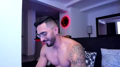 Snapshot of tony_muscle1 chatting on 03/06/25, 01:58 tony muscle1 online show from 03/06/25, 01:58