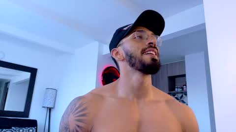 Snapshot of tony_muscle1 chatting on 09/23/25, 09:29 tony muscle1 online show from 09/23/25, 09:29