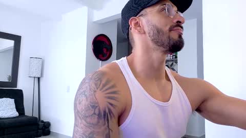 Snapshot of tony_muscle1 chatting on 10/26/25, 04:46 tony muscle1 online show from 10/26/25, 04:46