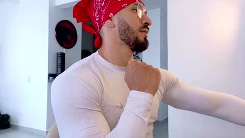 Snapshot of tony_muscle1 chatting on 11/01/25, 09:39 tony muscle1 online show from 11/01/25, 09:39