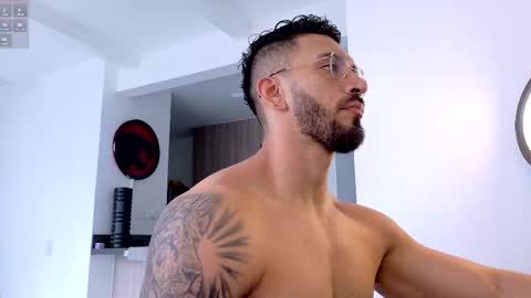 Snapshot of tony_muscle1 chatting on 11/02/25, 06:43 tony muscle1 online show from 11/02/25, 06:43