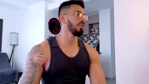 Snapshot of tony_muscle1 chatting on 11/25/25, 08:31 tony muscle1 online show from 11/25/25, 08:31