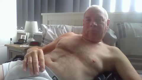 Snapshot of tonygibbson62 chatting on 10/30/25, 09:33 tonygibbson62 online show from 10/30/25, 09:33