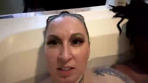 Snapshot of toochillcouple420 chatting on 10/04/25, 06:33 toochillcouple420 online show from 10/04/25, 06:33