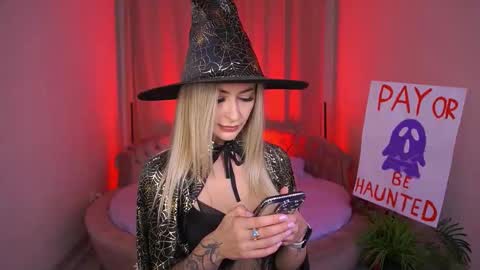 Snapshot of top_grace chatting on 10/31/25, 11:06 top_grace online show from 10/31/25, 11:06