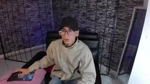 Snapshot of torn_boy chatting on 06/11/26, 02:53 torn_boy online show from 06/11/26, 02:53