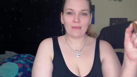 Snapshot of toxiclilly chatting on 02/19/25, 06:00 Lilly Miss Mistress Goddess Maam Queen Boss online show from 02/19/25, 06:00
