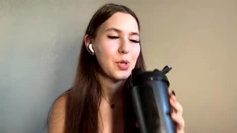Snapshot of tracievanier chatting on 06/14/26, 02:19 Thea online show from 06/14/26, 02:19