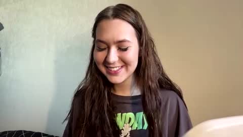 Snapshot of tracievanier chatting on 07/04/26, 12:22 Thea online show from 07/04/26, 12:22