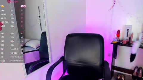 Snapshot of tracy_lambo chatting on 10/23/25, 12:10 tracy online show from 10/23/25, 12:10