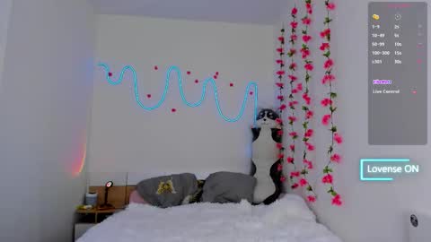 Snapshot of traharaaa chatting on 10/16/25, 12:17 Ariana and Erik online show from 10/16/25, 12:17