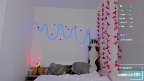 Snapshot of traharaaa chatting on 10/25/25, 12:02 Ariana and Erik online show from 10/25/25, 12:02