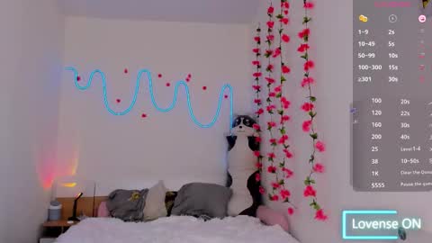 Snapshot of traharaaa chatting on 10/30/25, 01:12 Ariana and Erik online show from 10/30/25, 01:12