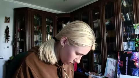 Snapshot of tranhardisty chatting on 05/22/26, 09:15 Lesly online show from 05/22/26, 09:15