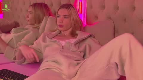 Snapshot of translustybabe chatting on 10/17/25, 04:42 STACY online show from 10/17/25, 04:42