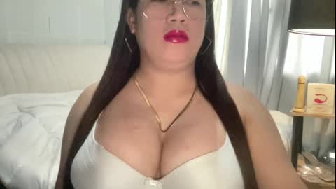 Snapshot of travelergirl chatting on 10/15/25, 01:50 travelergirl online show from 10/15/25, 01:50