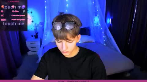 Snapshot of travis_wolf_ chatting on 11/08/25, 09:13 Travis online show from 11/08/25, 09:13