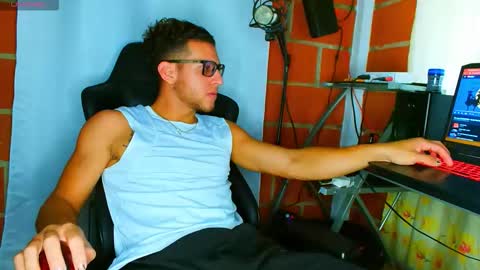 Snapshot of travisdiamonds chatting on 11/04/25, 09:36 TRAVIS. online show from 11/04/25, 09:36