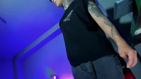 Snapshot of travistanner28 chatting on 09/21/25, 03:52 TRAV - INDEPENDENT MODEL online show from 09/21/25, 03:52