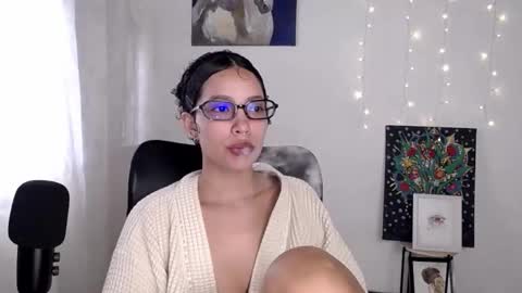 Snapshot of treasuresz chatting on 12/22/25, 07:44 Emily online show from 12/22/25, 07:44