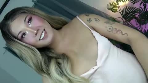 Snapshot of treatmelikeababe chatting on 05/14/26, 09:27 YOUR SLUT online show from 05/14/26, 09:27