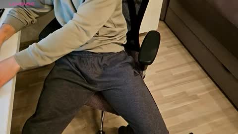 Snapshot of tree1989 chatting on 11/04/25, 06:51 tree1989 online show from 11/04/25, 06:51