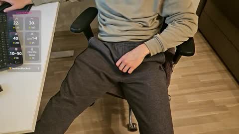 Snapshot of tree1989 chatting on 11/08/25, 08:18 tree1989 online show from 11/08/25, 08:18