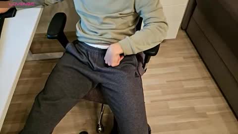 Snapshot of tree1989 chatting on 11/16/25, 07:41 tree1989 online show from 11/16/25, 07:41