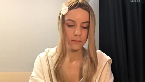 Snapshot of tressamarshbanks chatting on 10/15/25, 06:30 Alice online show from 10/15/25, 06:30