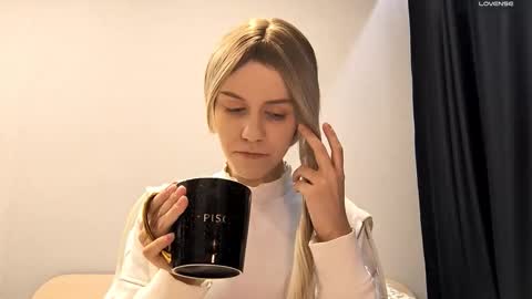 Snapshot of tressamarshbanks chatting on 10/23/25, 06:39 Alice online show from 10/23/25, 06:39