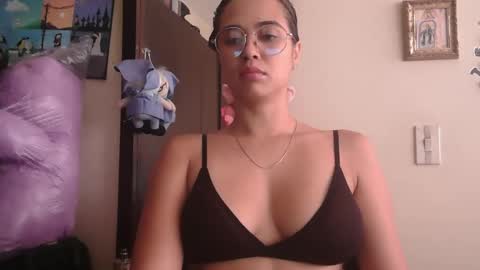 triana_bell online show from 04/28/26, 05:40