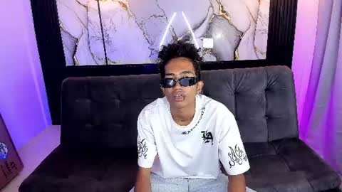 Snapshot of triiangel_latinboy chatting on 06/11/26, 12:25 Johan online show from 06/11/26, 12:25