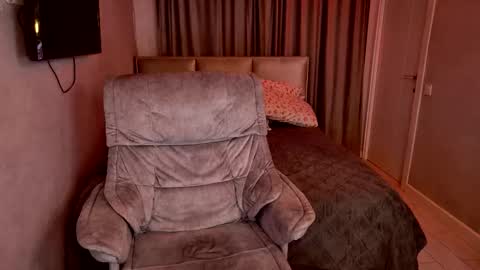 Snapshot of tripleprinces chatting on 11/17/25, 06:14 tripleprinces online show from 11/17/25, 06:14