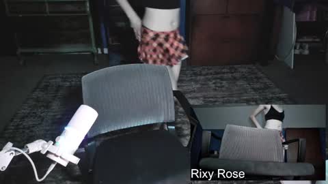 Snapshot of trixyrose chatting on 10/17/25, 01:42 RixyRose online show from 10/17/25, 01:42