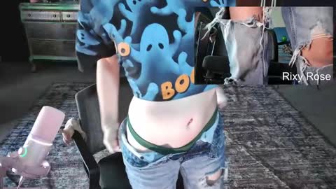 Snapshot of trixyrose chatting on 10/17/25, 03:47 RixyRose online show from 10/17/25, 03:47